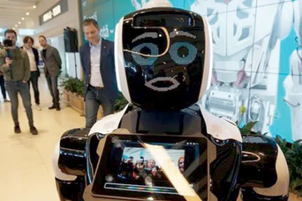 أول روبوت «دليل سياحي» في قلعة دربند القوقازية التاريخية