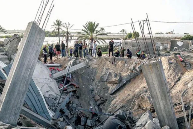 گذشتہ روز خان یونس میں اسرائیل کی طرف سے ہونے والے ایک فضائی حملے میں نشانہ بنائے جانے والی عمارت کے باقی ماندہ حصوں کو دیکھا جا سکتا ہے۔