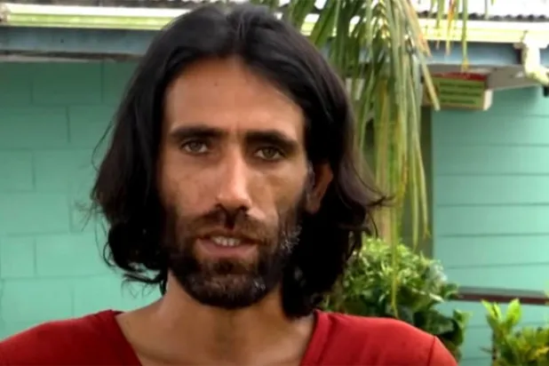 معارض كردي إيراني  يحتفل بـ«الحرية» بعد احتجازه في أستراليا