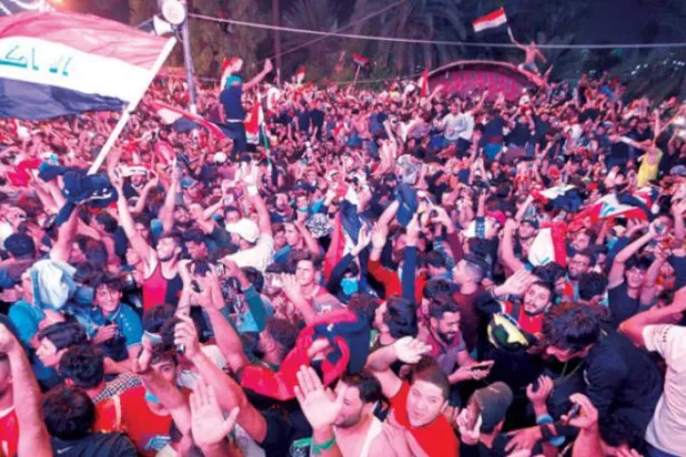 عراقی مظاہرین کو گذشتہ روز ورلڈ کپ کوالیفائیرز کے آغاز میں ایرانی ٹیم کے مقابلہ اپنے ملک کی ٹیم کو 1/2 سے ملنے والی کامیابی پر بغداد کے تحریر اسکوائر میں جشن مناتے ہوئے دیکھا جا سکتا ہے 