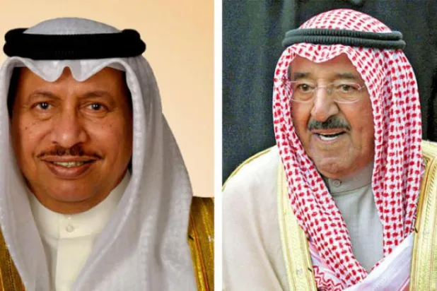 شیخ صباح الاحمد الجابر الصباح اور سبکدوش ہونے والے وزیر اعظم شیخ جابر المبار کو دیکھا جا سکتا ہے