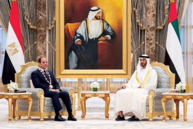 کل ابوظہبی میں شیخ محمد بن زاید کو مصری صدر سیسی کو وسام زاید پہناتے ہوئے دیکھا جا سکتا ہے 