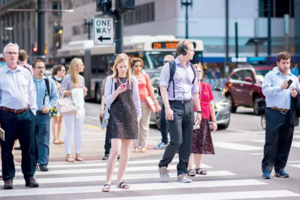 التراسل النصي أثناء المشي... إدمان أم عادة؟