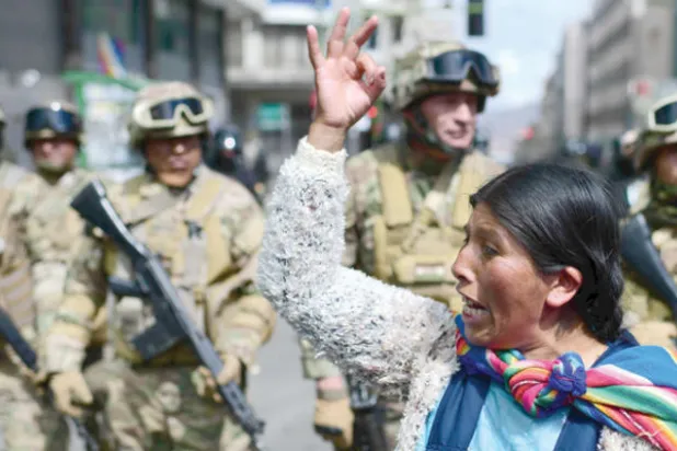 شبح الحرب الأهلية يخيم على بوليفيا رغم لجوء موراليس للمكسيك