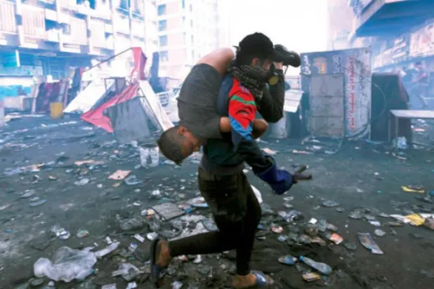 گذشتہ روز مرکزی بغداد میں مظاہرین اور سکیورٹی فورسز کے مابین جھڑپوں میں ایک زخمی کو لے جاتے ہوئے دیکھا جا سکتا ہے