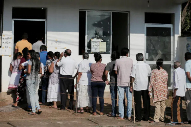 بدء الاقتراع الرئاسي في سريلانكا... واعتداء على حافلات لناخبين مسلمين