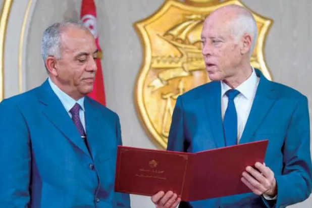 کل قرطاج محل میں مستقبل کے نامزد وزیر اعظم حبیب الجملی کا استقبال کرتے ہوئے صدر قیس سعید کو دیکھا جا سکتا ہے (اے ایف پی)