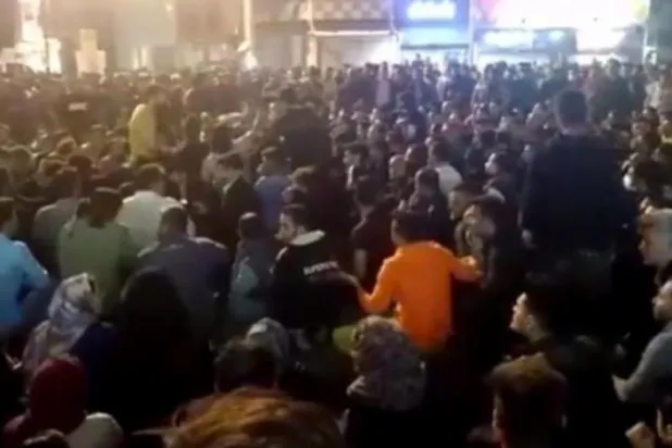 عبادان شہر میں مظاہروں کے ایک منظر کو دیکھا جا سکتا ہے