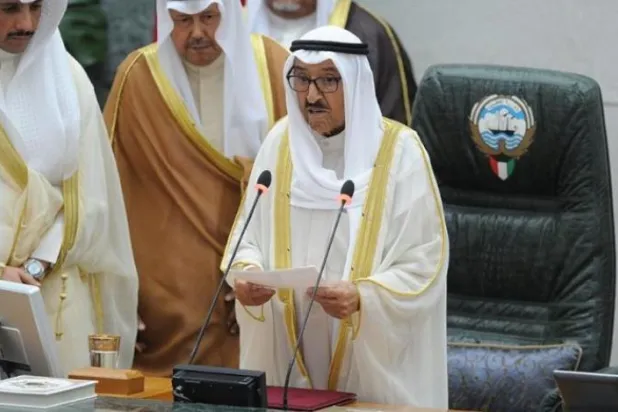 کویت کے امیر کو قومی اسمبلی کے نئے اجلاس کے سامنے اپنی بات پیش کرتے ہوئے دیکھا جا سکتا ہے