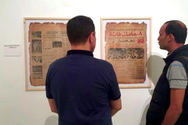 اثنان من جمهور المعرض يتابعان تغطية جريدة «الجمهورية» لحادث محاولة اغتيال الرئيس عبد الناصر