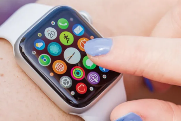 ساعة {أبل} الجديدة... «ذكية وغبية» في آنٍ