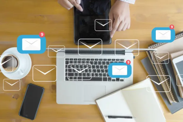 التراسل النصّي أو البريد الإلكتروني: أيهما أكثر أماناً؟