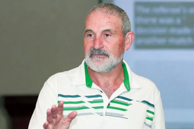 الصافرة السعودية تستعد للعودة إلى ملاعب «المحترفين»