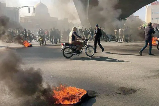 ایرانی مظاہرین کوہفتے کے روز اصفہان کے خرازی شاہراہ کے وسط میں واقع 25 آبان پل پر راستہ کو بلاک کرتے ہوئے دیکھا جا سکتا ہے