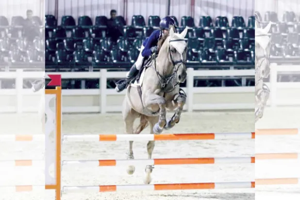 سارة القحطاني تخطف نجومية الجولة الأولى من بطولة الفروسية