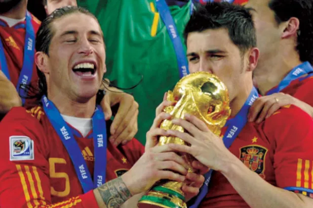 فيا قرر الاعتزال بعد مسيرة ثرية مع المنتخب الإسباني توجها بكأس العالم عام 2010