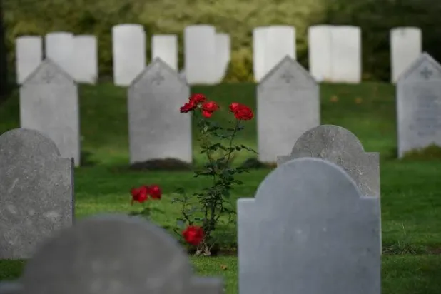 العثور على 145 قبراً في حرم مدرسة أميركية