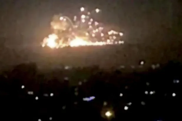 İsrail’in Salı’yı Çarşamba’ya bağlayan gece Şam yakınlarında bombaladığı yerlerden bir görüntü (AFP)