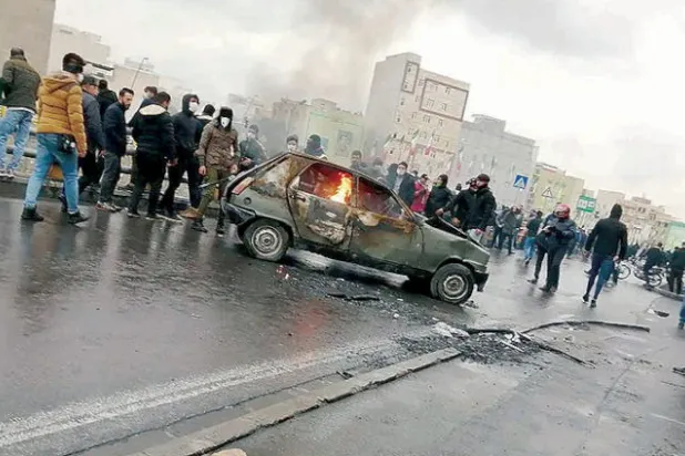 الانتفاضة الإيرانية تهزّ النظام رغم انتظارها تبلور قيادة موحّدة