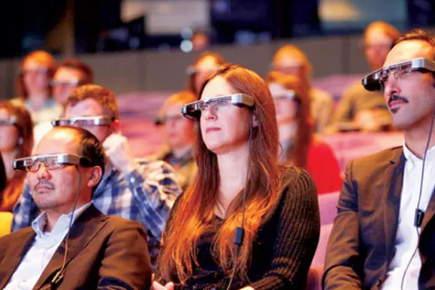 نظارات عرض النصوص لمساعدة من يعانون صعوبات في السمع