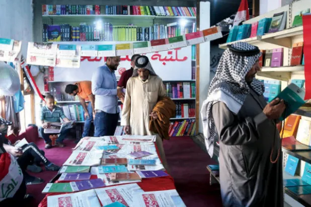 كتاب وفنانون عراقيون في قلب ساحة التحرير