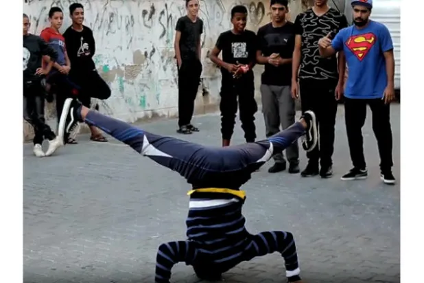حركة راقصة يؤديها أحد الأعضاء خلال التدريب (الشرق الأوسط)