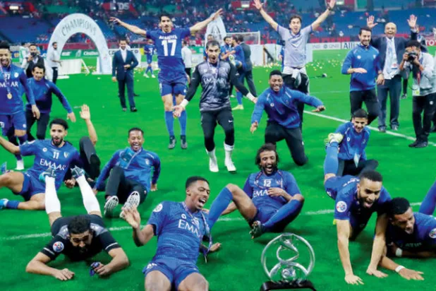 لاعبو الهلال وفرحة معبرة بعد الإنجاز الكبير (تصوير: علي الظاهري)