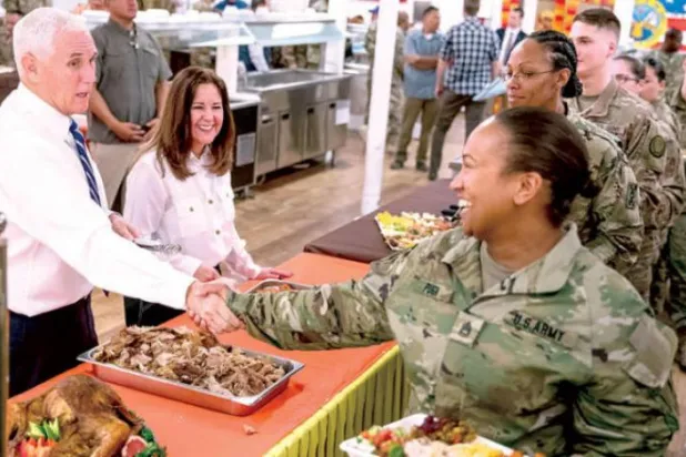 امریکی نائب صدر مائیک پنس اور ان کی اہلیہ کو کل مغربی عراق کے صوبہ انبار میں عین الاسد نامی اڈہ پر امریکی فوجیوں کو کھانا دیتے ہوئے دیکھا جا سکتا ہے