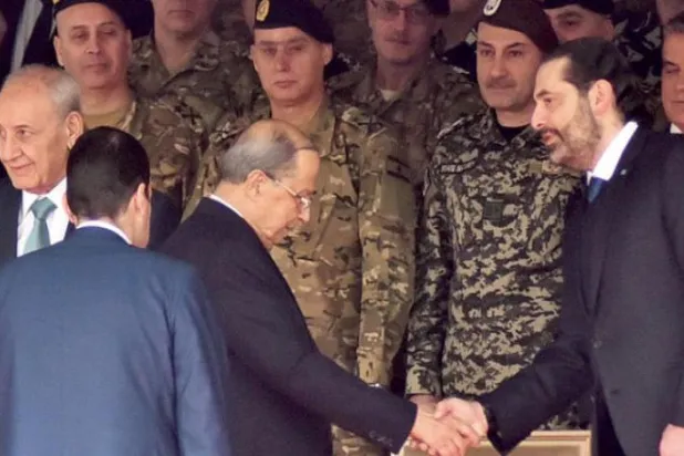 پرسو یوم آزادی کے سرکاری جشن کے موقع پر وزیر اعظم عون اور حریری کے مابین ایک سرد مصافحہ کے منظر کو دیکھا جا سکتا ہے