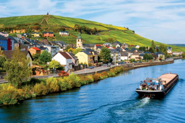 رحلة عبر النهر تكشف الكثير من جمال المنطقة