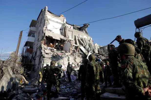 آثار الدمار التي لحقت بأحد المباني في العاصمة الألبانية تيرانا (رويترز)