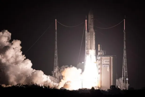 مصر تطلق قمرها الصناعي الأول للاتصالات