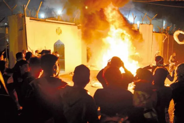 اعلام منع آمد و شد در نجف به دنبال آتش زدن کنسولگری ایران