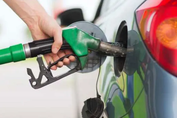 ضغوط التجارة والمخزونات تدفع النفط للتراجع