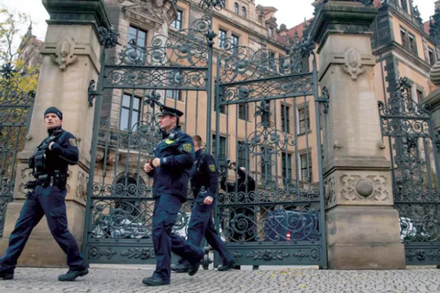 الشرطة يحيط بقصر ريزدنزشلوس حيث يوجد متحف «القبو الأخضر» بدريسدن (أ.ف.ب)