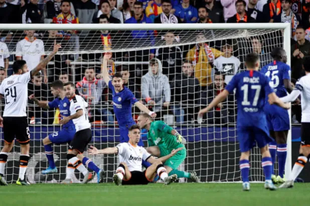 بوليسيك (الثاني من اليسار) يحرز هدف تشيلسي الثاني (رويترز)