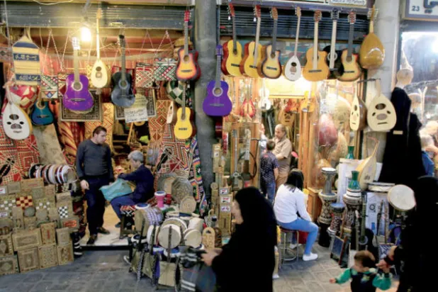 محال تجارية في العاصمة السورية تغلق أبوابها احتجاجاً على ارتفاع صرف الدولار