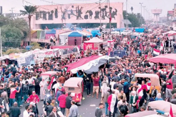 بغداد کے تحریر اسکوائر میں مظاہرین کو کل وزیر اعظم عادل عبد المہدی کے استعفیٰ دینے کے ارادہ کے اعلان کے بعد تقریبات کے دوران دیکھا جا سکتا ہے 