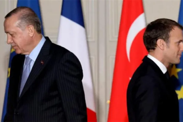 فرانسیسی صدر ایمانوئل میکرون اور ترک صدر رجب طیب اردوغان کو دیکھا جا سکتا ہے