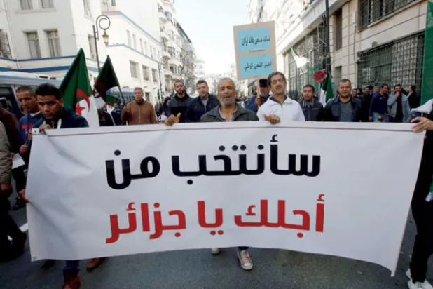 آلاف الجزائريين يتظاهرون في العاصمة تأييداً للانتخابات الرئاسية