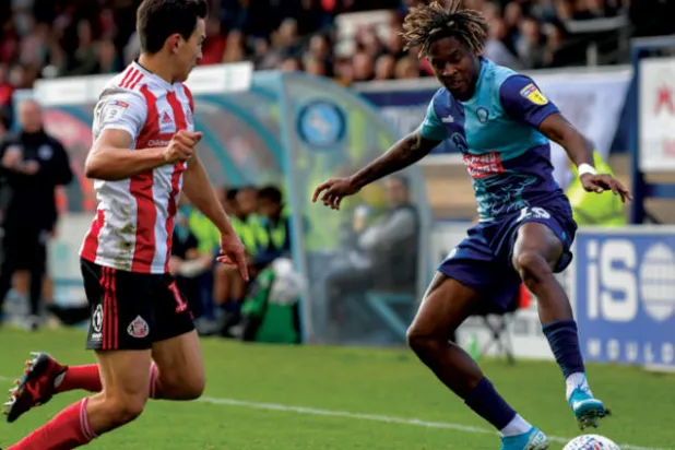 رولاندو (يمين) مع فريق ويكومب في مواجهة نيوكاسل