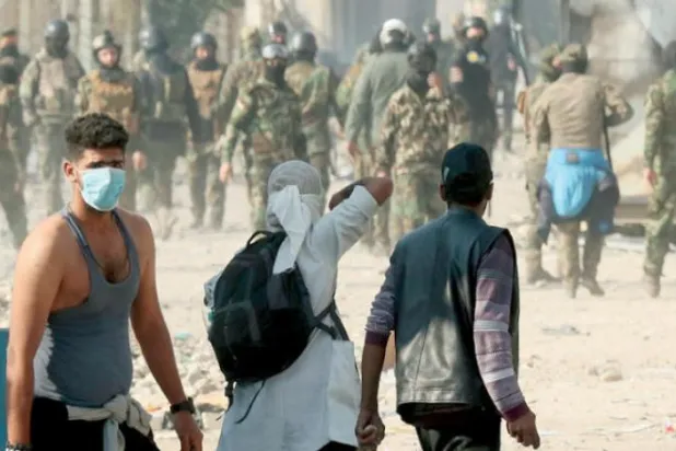 گزشتہ روز بغداد میں مظاہرین اور فوج کے مابین تصادم کے منظر کو دیکھا جا سکتا ہے(اے پی پی)