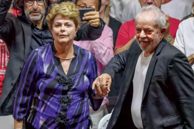 دلما روسف اور لولا ڈا سلوا کو بائیں بازو کو برازیل کے سیاسی منظر نامے پر لانے کے لئے ایک دوسرے سے ہاتھ ملاتے ہوئے دیکھا جا سکتا ہے