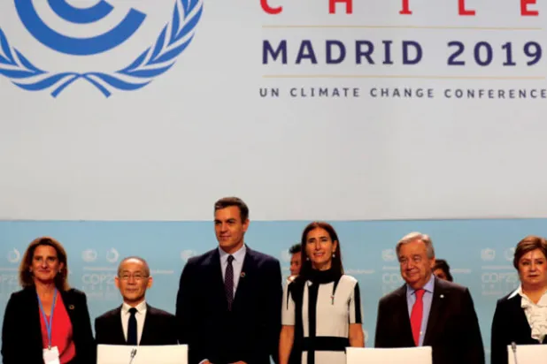 سانشيز وغوتيريش يتوسّطان قادة مشاركين في قمة المناخ بمدريد أمس (أ.ب)