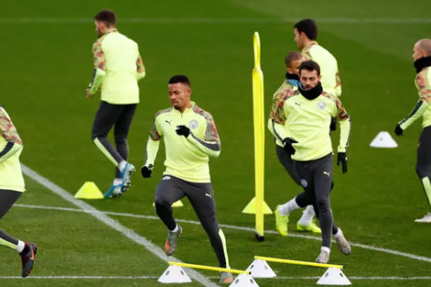 لاعبو مانشستر سيتي مطالبون بالعودة لطريق الانتصارات  لتضيق الفارق مع ليفربول (رويترز)