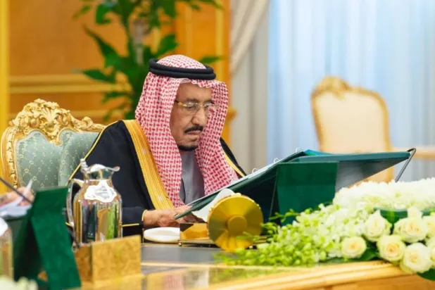 خادم الحرمين خلال ترؤسه جلسة مجلس الوزراء (واس)
