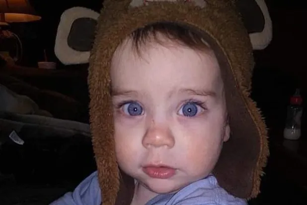 مصرع طفل بعد عودته إلى منزله المحترق لإنقاذ كلبه