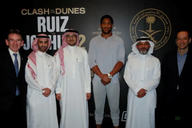 الملاكم البريطاني جوشوا في الرياض (رويترز)