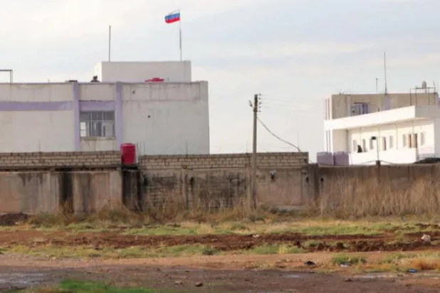 عامودا میں روسی فوجی پولیس ہیڈ کوارٹر کی تصویر کو دیکھا جا سکتا ہے