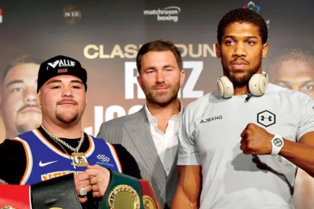 جونيور المتوج بألقاب الاتحاد الدولي للملاكمة يستعرض أحزمة البطولة بجوار خصمه أنثوني جوشوا (الشرق الأوسط)